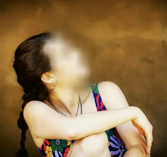 Emina, 19
