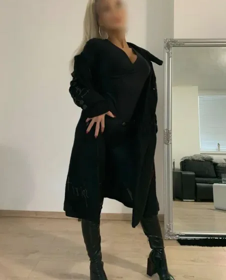 Isabelle, 24